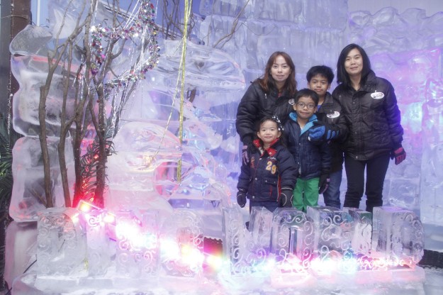 Juli with kids snow city 2